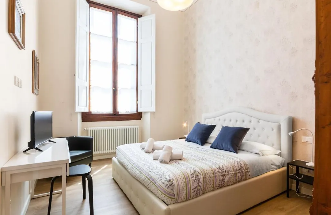Guesthost - I Renai - Ponte Delle Grazie Modern Apartment-1