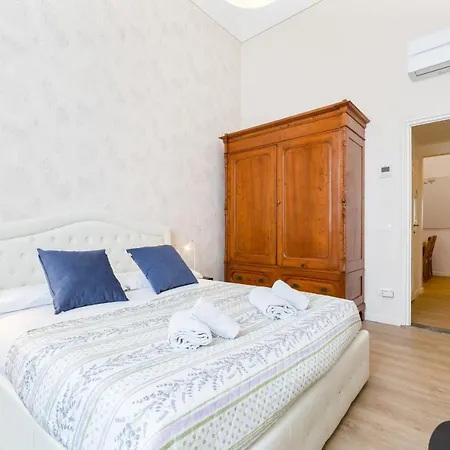Guesthost - I Renai - Ponte Delle Grazie Modern Apartment-2